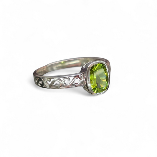 Peridot Size 8.5 Ring (Sterling Silver 925)