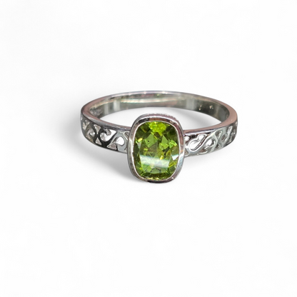Peridot Size 8.5 Ring (Sterling Silver 925)