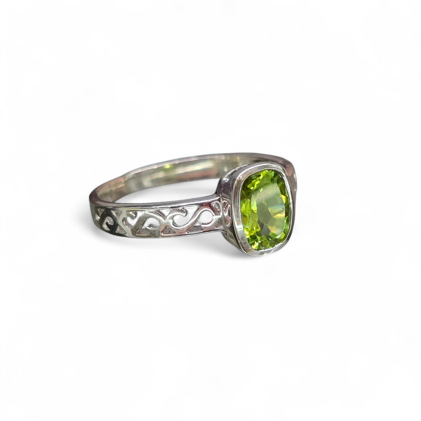 Peridot Size 8.5 Ring (Sterling Silver 925)
